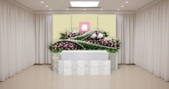 家族葬でも華やかなデザインの生花祭壇