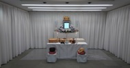遺影写真の周囲だけ生花を飾る祭壇